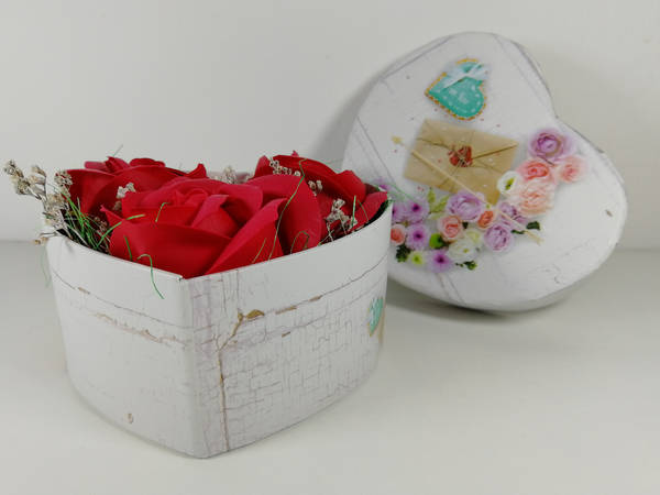 cutie cu trandafiri inimioara mare 1