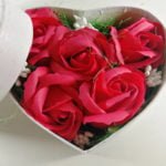 Aranjament cutie medie inimioara cu trandafiri din sapun