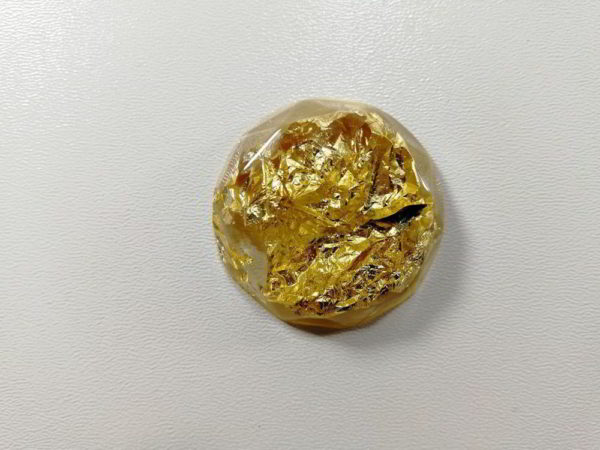 cabochon rasina rotund fatetat auriu transparent