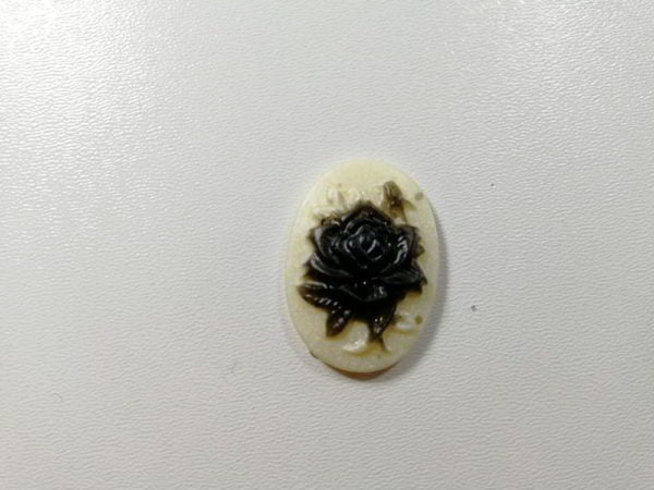 cammeo rasina oval trandafir negru alb